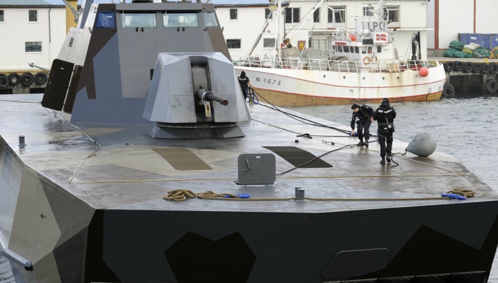Den spesielle skrogfasongen gjør marinens nye korvetter mindre synlige på radar enn fiskeskøyta i bakgrunnen.