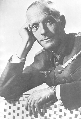 Hans Oster, sjef for den tyske militære etterretningsorganisasjonen Abwehr, ble henrettet etter å ha blitt avslørt som en regimekritiker.