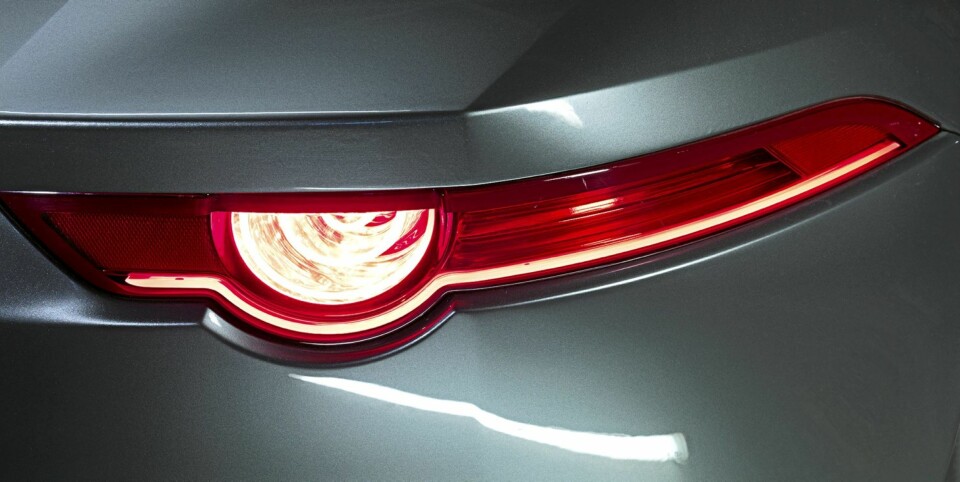 LED-LYS: Som seg hør og bør på en moderne bil fra et luksusmerke, har baklysene LED-teknologi.