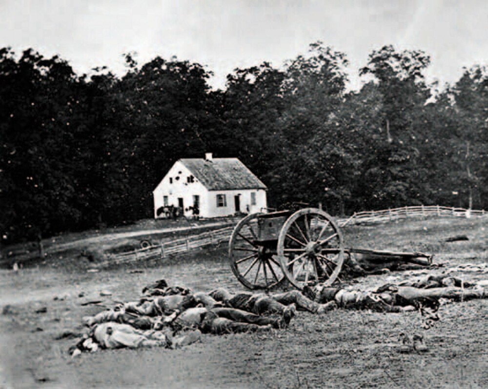 Et av de mest kjente bildene som ble vist fram i en utstilling i storbyene etter slaget ved Antietam i 1862. Fotografen, Alexander Gardner, flyttet trolig på likene for å få kirken i bakgrunnen med på bildet.