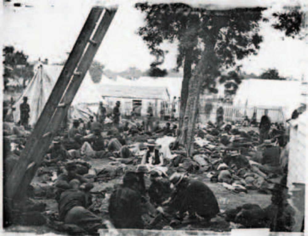Fotografene viste fram krigens mange sider. Dette bildet er fra et feltsykehus ved Savage Station, tatt av James Gibson.