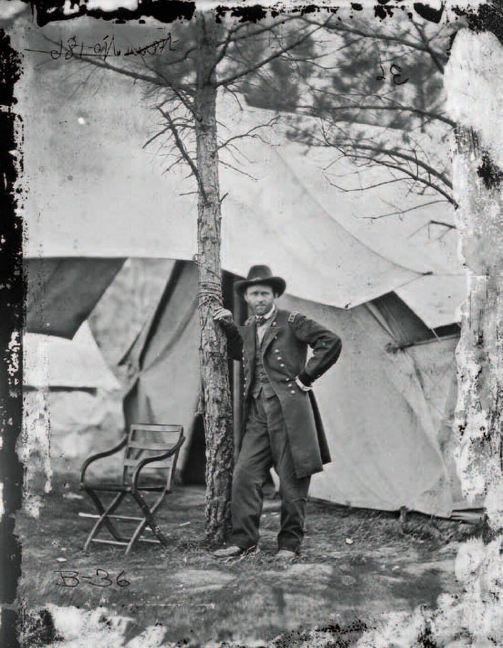 Øverstkommanderende for de føderale styrkene, general Ulysses S. Grant, portrettert i hovedkvarteret under slaget ved Cold Harbor i Virginia sommeren 1864.