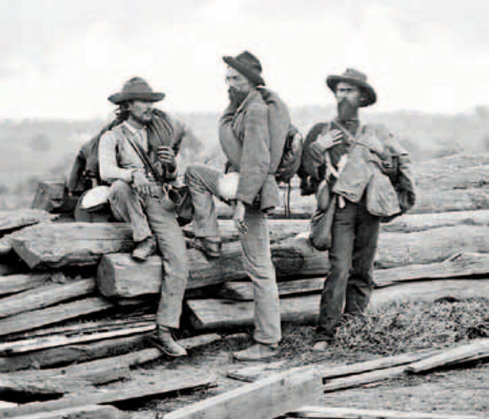 Tre sørstatssoldater tatt til fange etter slaget ved Gettysburg i 1863. Skarpheten i bildet er usedvanlig, og betyr at de tre mennene må ha holdt seg ubevegelig i minst et halvt minutt slik at fotografen, Matthew Brady, fikk tatt bildet sitt.