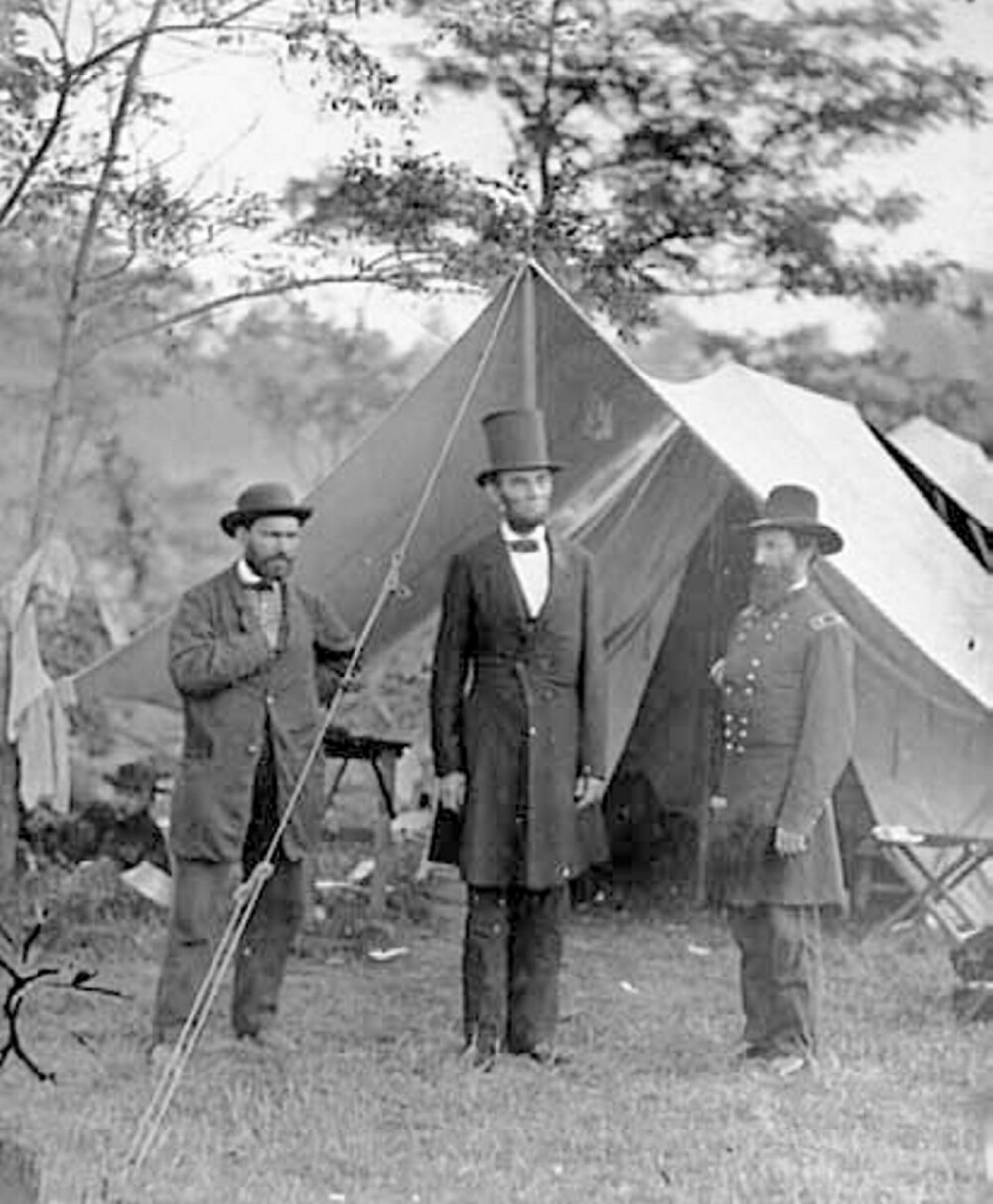 President Abraham Lincoln, med den høyeste hatten, på inspeksjon etter slaget ved Antietam. Sammen med ham er (til v.) etterretningssjefen Allan Pinkerton (han med detektivbyrået) og general John McClernand.