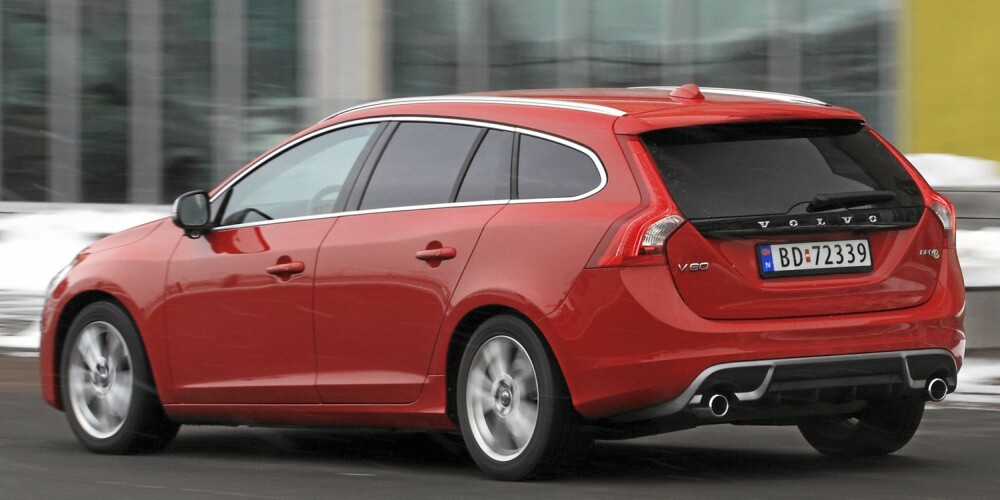 FIN RUMPE: Vi liker den stramme hekken til Volvo V60. Brede skuldre er med på å få bilen til å se lav og sportslig ut. FIN RUMPE: Vi liker den stramme hekken til Volvo V60. Brede skuldre er med på å få bilen til å se lav og sportslig ut.