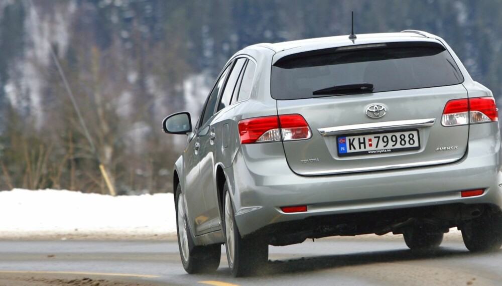 HOLDER: Toyota Avensis er ikke blant de sprekeste bilene, men ytelsene holder i massevis. FOTO: Petter Handeland