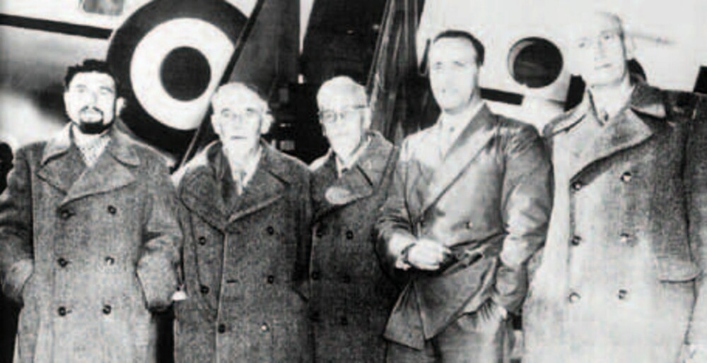 Blake (til venstre) sammen med de andre britene som satt fanget i Nord-Korea.