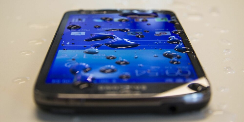 REGN OG STØV: Samsung Galaxy S4 er IP67 sertifisert, noe som betyr at den er vanntett og støvtett.