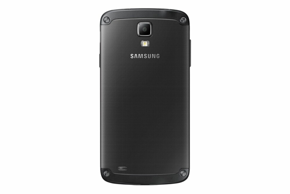 GUMMIERT: Galaxy S4 Active har fått gummierte felter øverst og nederst. Metallnaglene i hjørnene bidrar til at mobilen får et røft utseende.