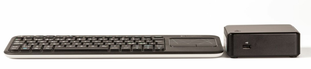 SMÅTT: Komplett legger med Wireless Touch Keyboard K400, som fungerer utmerket i sofaen. Dette er et lite og kompakt tastatur, og illustrerer hvor liten og diskret NUC egentlig er.