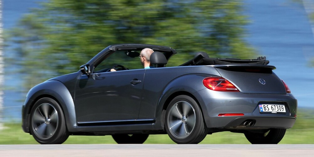 STAUT: Kjørefølesen er mer trygg og staut enn sportslig, faktisk minner VW Beetle Cabriolet om Passat. Det er ikke helt hva vi hadde ønsket oss i en kabriolet. Der hadde vi håpet på mer sportslighet. FOTO: Petter Handeland STAUT: Kjørefølesen er mer trygg og staut enn sportslig, faktisk minner VW Beetle Cabriolet om Passat. Det er ikke helt hva vi hadde ønsket oss i en kabriolet. Der hadde vi håpet på mer sportslighet. FOTO: Petter Handeland