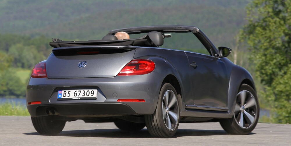 RUND: Vi synes VW Beetle Cabriolet ser best ut med taket på. Med taket nede blir den i våre øyne litt for rund, jålete og feminin. FOTO: Petter Handeland RUND: Vi synes VW Beetle Cabriolet ser best ut med taket på. Med taket nede blir den i våre øyne litt for rund, jålete og feminin. FOTO: Petter Handeland
