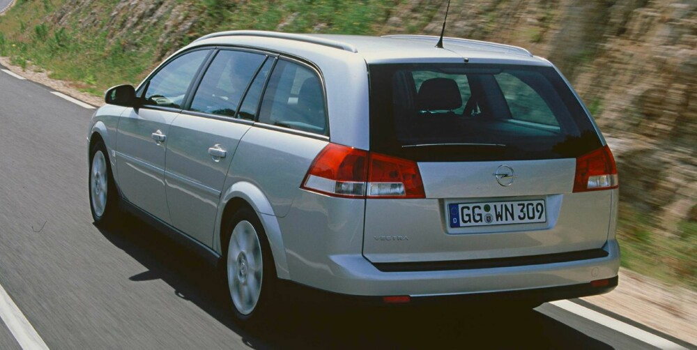 MYE PLASS: Mye plass, særlig i baksetet. Noen modeller er uten ESP. FOTO: Opel MYE PLASS: Mye plass, særlig i baksetet. Noen modeller er uten ESP. FOTO: Opel