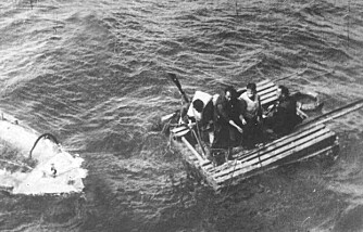 Sjøfolk fra et norsk handelsskip kjemper i bølgene på en liten redningsflåte. Disse ble reddet. Langt fra alle var like heldige.