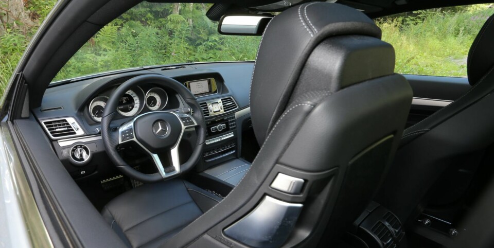 FIN UTSIKT: Førerplassen er tett og intim, med sportslig preg.