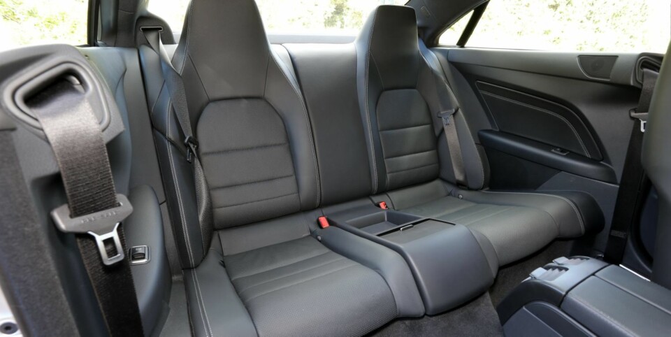 FOR TO: Elegant utforming av baksetene gir topp sittekomfort.