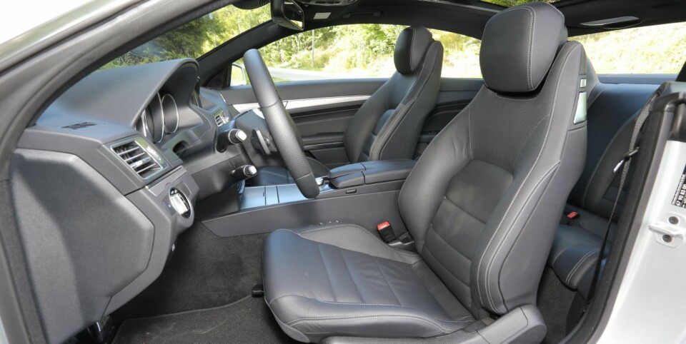 VELFORMET: Sportssetene ser voldsomme ut, men er svært behagelige. Dessuten er det enkelt å komme seg inn og ut til baksetene.