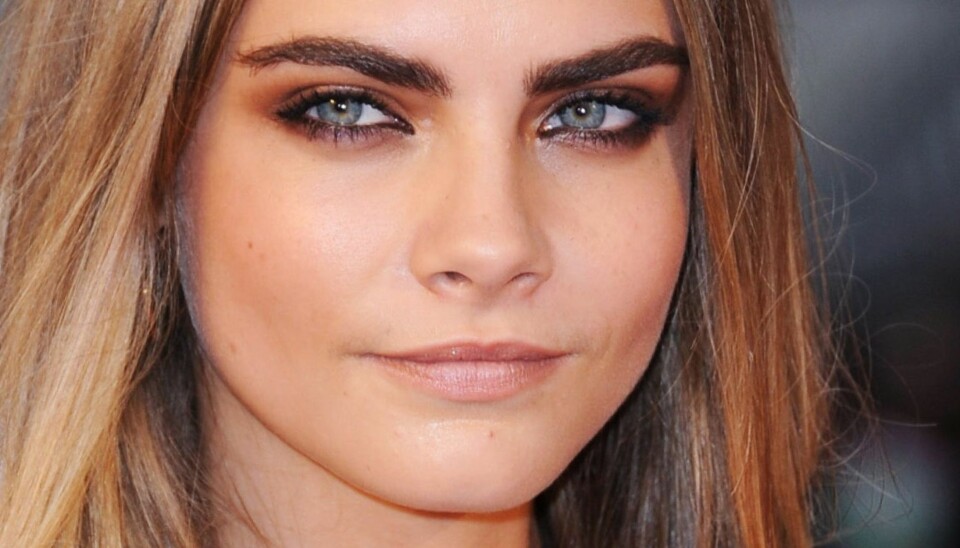 ET MARKERT BLIKK: Hvilken look går du for - romantisk og feminin, sexy eller søt? Få stilen du vil ha denne sommeren ved å kombinere festkjolen med sesongens fineste hår og sminke. Cara Delevingne går et par sotede øyne og markerte bryn.