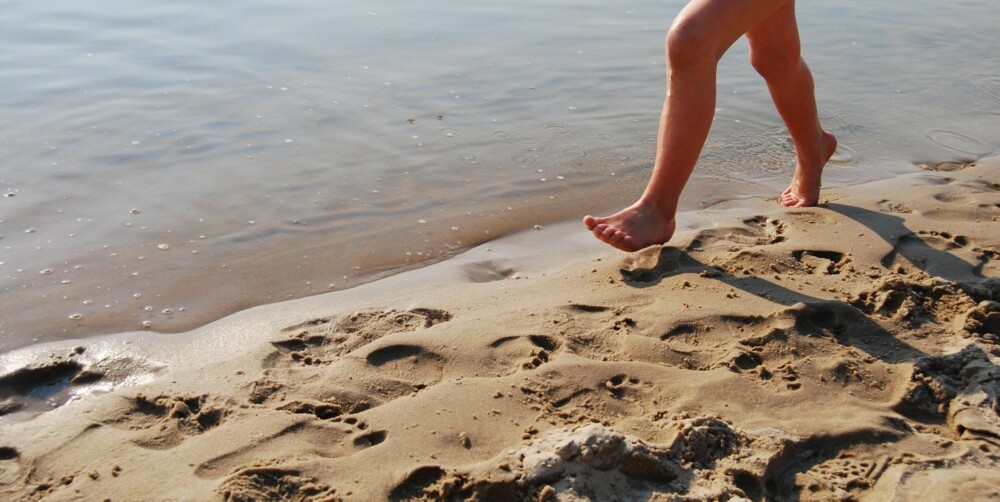 Når du vandrer i myk sand, setter føttene dine spor når du går. Da kan du tenke på at sanden er steiner og skjell som havet har malt i stykker gjennom millioner av år.