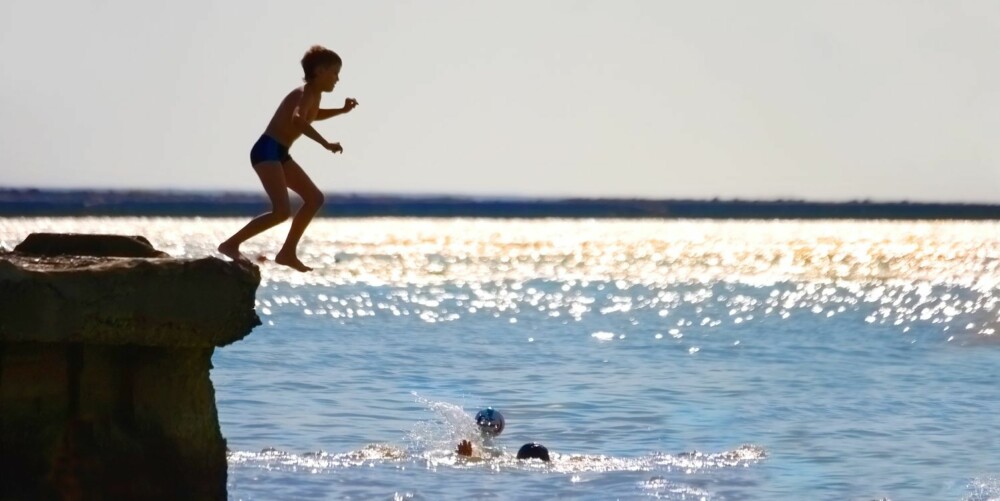 LEK OG MORO: Sommeren byr på mye glede i og ved vannet fo de aller fleste barn.