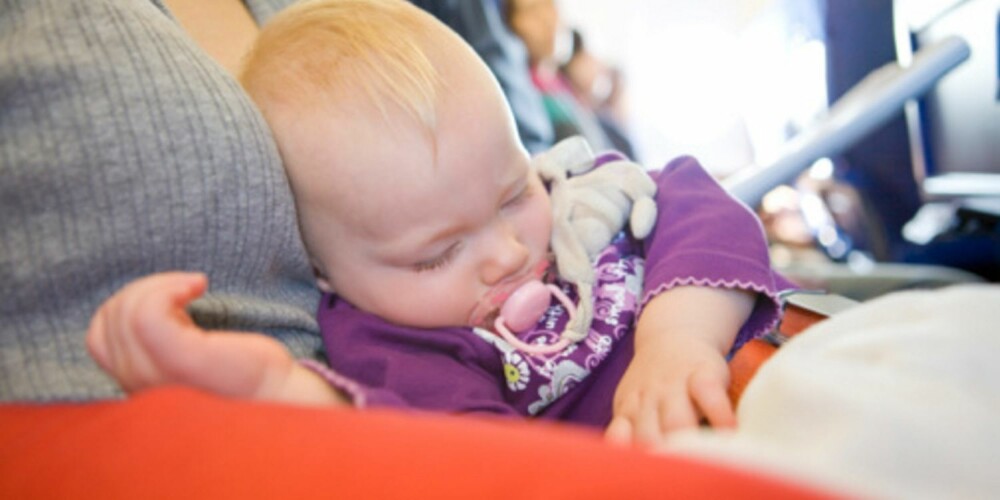 SØVN: Er man heldig, kan det hende babyen sover til sin faste tid på flyet. Det finnes ulike løsninger og produkter som lar barnet få behagelige sovestillinger.
