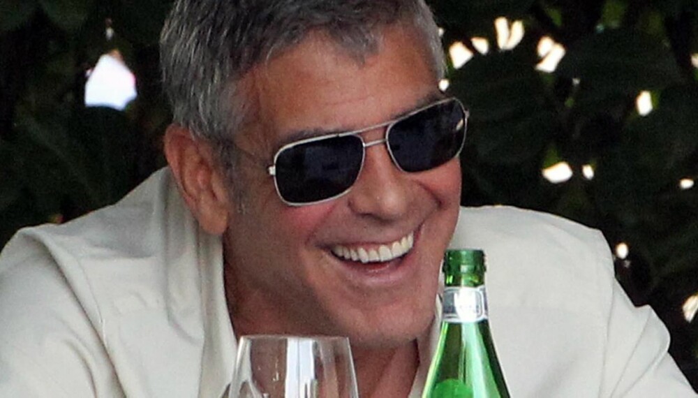 KOSER SEG: George Clooney nyter vin og god mat på ferie i Italia etter bruddet.
