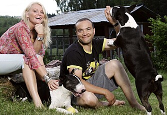 GODE VENNER: Da Her og Nå besøkte Mia og Marcel på hytta i Sverige i 2006, storkoste de seg sammen med hundene Castro og Frida.