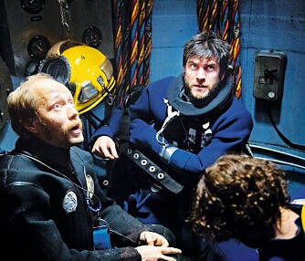 PÅ DYPT VANN: Aksel Hennie og Wes Bentley i en dramatisk scene fra dykkerklokken i «Pionér». Filmen har premiere neste uke.