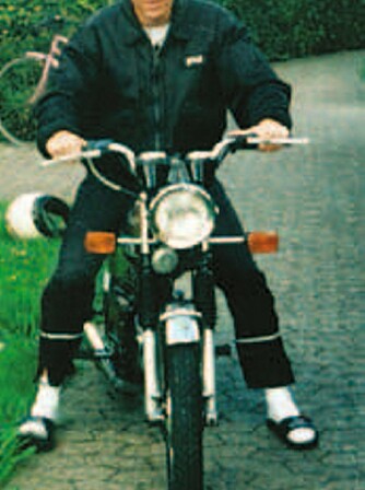 Dette er Kasper Vetter, 16 år og overskrevs på sin Kreidler Florett. Mopeden bragte ham ut i verden, i hvert fall 10-12 mil avsted.