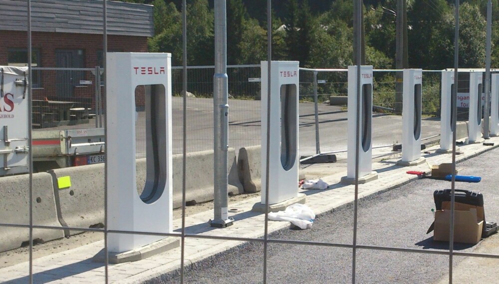 SUPERLADERE: I løpet av kort tid åpner Tesla seks stasjoner med såkalte supercharges som lader Tesla Model S på kort tid. En av stasjonene åpner ved siden av Shell-stasjonen på Riksvei 7 ved Gol (Hallingdal Retail AS Rv-7 Bilistsenter). FOTO: Frode Rolandsgard SUPERLADERE: I løpet av kort tid åpner Tesla seks stasjoner med såkalte supercharges som lader Tesla Model S på kort tid. En av stasjonene åpner ved siden av Shell-stasjonen på Riksvei 7 ved Gol (Hallingdal Retail AS Rv-7 Bilistsenter). FOTO: Frode Rolandsgard
