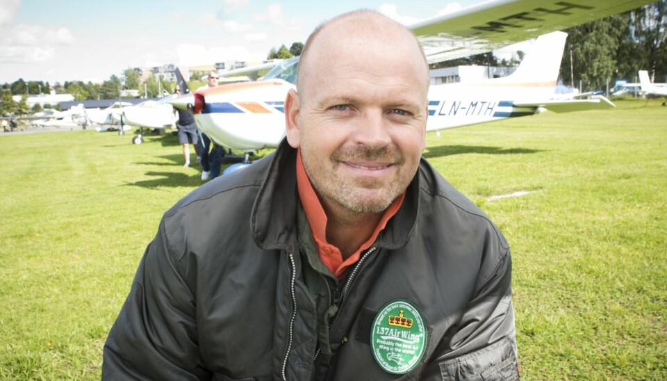 TOK GREP: Flyskrekken til Tommy Steine er mindre etter at han tok flysertifikat. - Men hvis jeg flyr langt med ukjente flyselskaper, og det er dårlig vær - da er jeg livredd, sier han til Her og Nå.