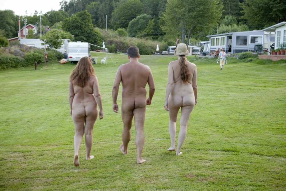 I GUDS FRIE NATUR: Sjøhaug camping er kun for naturister. Det er riktignok lov til være påkledd i tre dager for nykommere før du MÅ kle av deg. Svigermor til høyre i bildet har to dager på seg før hun må kaste klærne. Mulig det ble et kort ferieopphold ... I GUDS FRIE NATUR: Sjøhaug camping er kun for naturister. Det er riktignok lov til være påkledd i tre dager for nykommere før du MÅ kle av deg. Svigermor til høyre i bildet har to dager på seg før hun må kaste klærne. Mulig det ble et kort ferieopphold ...