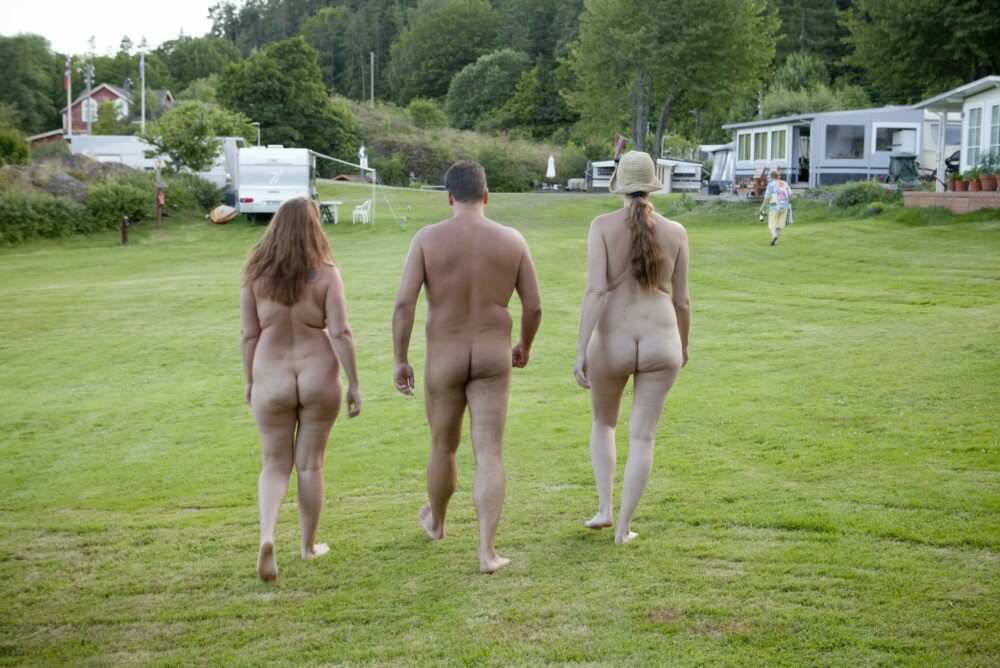 I GUDS FRIE NATUR: Sjøhaug camping er kun for naturister. Det er riktignok lov til være påkledd i tre dager for nykommere før du MÅ kle av deg. Svigermor til høyre i bildet har to dager på seg før hun må kaste klærne. Mulig det ble et kort ferieopphold ...