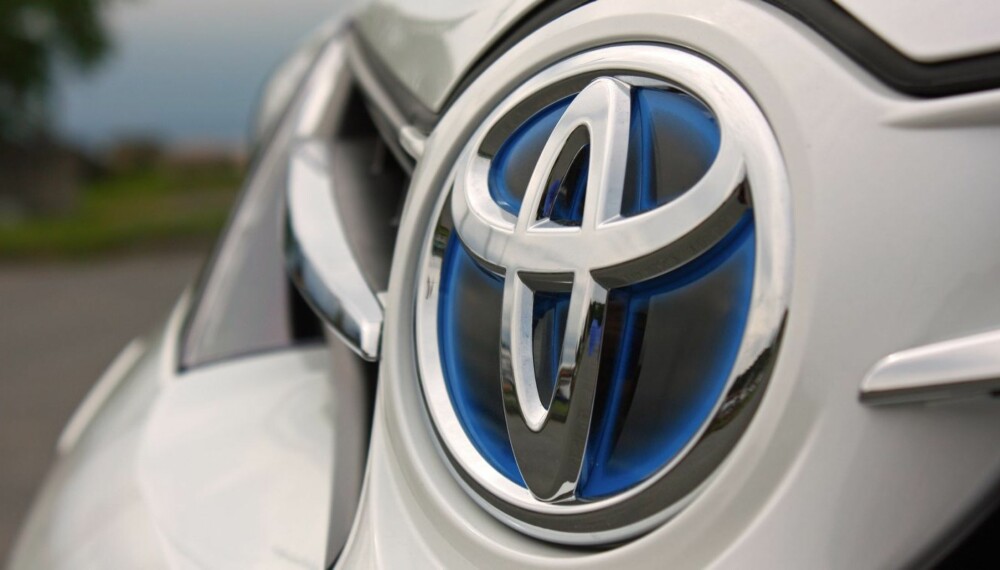 LETT GJENKJENNELIG: Alle Toyotas hybridmodeller har den karakteristiske svarte og blå logoen i grillen.