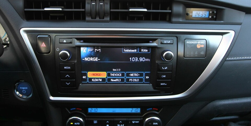 VIRKER BILLIG: Spesielt panelet rundt Toyota Touch & Go-enheten virker svært billig. Luftdysene til klimaanlegget likeså. Dessverre blir vi ikke stumme av begeistring over Toyota Touch & Go heller. Oppløsningen er dårlig og funksjonene begrenset.