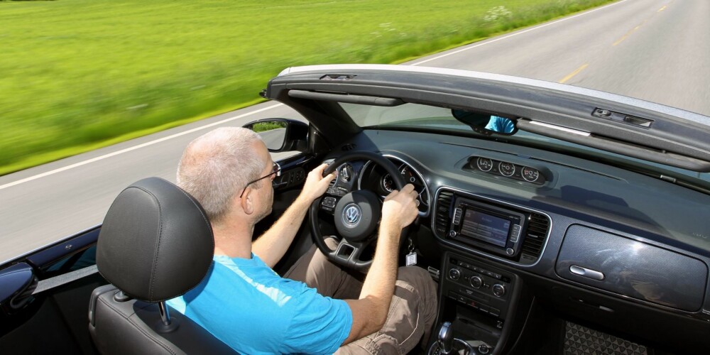 HELT ÅPEN: I VW Beetle Cabriolet kan du og tre passasjerer nyte utsikten uhindret. FOTO: Petter Handeland HELT ÅPEN: I VW Beetle Cabriolet kan du og tre passasjerer nyte utsikten uhindret. FOTO: Petter Handeland