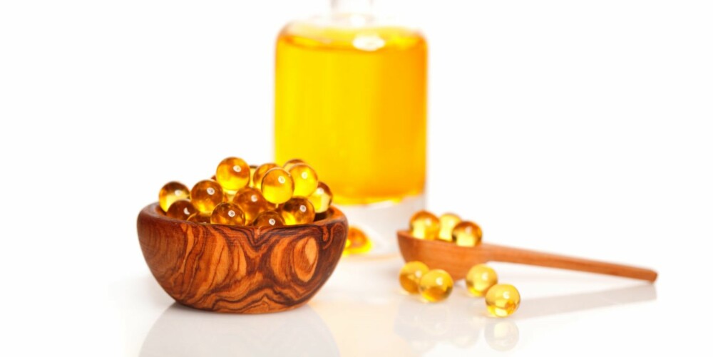VITAMIN D-DRÅPER: Noen foreldre synes det er mest praktisk å gi barnet D-vitamin i form av dråper, særlig hvis barnet gulper mye. Dråpene kan dryppes direkte i barnets munn. Disse inneholder ikke omega-3. VITAMIN D-DRÅPER: Noen foreldre synes det er mest praktisk å gi barnet D-vitamin i form av dråper, særlig hvis barnet gulper mye. Dråpene kan dryppes direkte i barnets munn. Disse inneholder ikke omega-3.