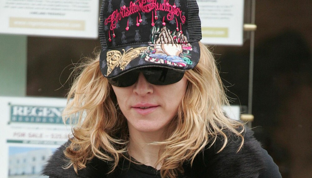 CAPSEN: Det er flere capstabber du kan gjøre... Synes du Madonna har bommet her, eller bruker hun hodeplagget riktig? Og finnes det egentlig en aldersgrense på capsen?