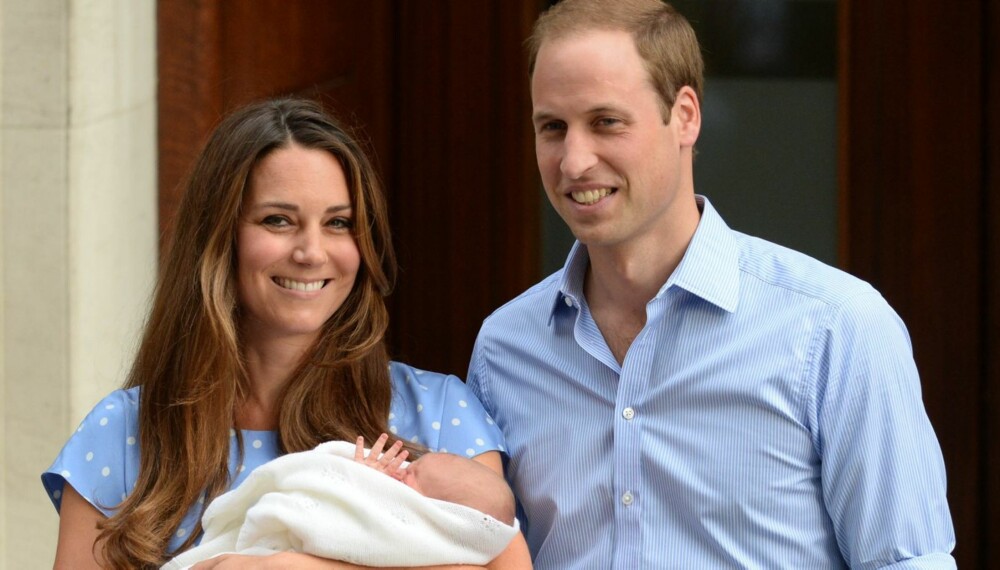 TRENGER RO: Hertuginne Kate lader nå opp hos mamma og pappa etter alt oppstyret før og etter fødselen. Her med prins William og prins George utenfor sykehuset i forrige uke.