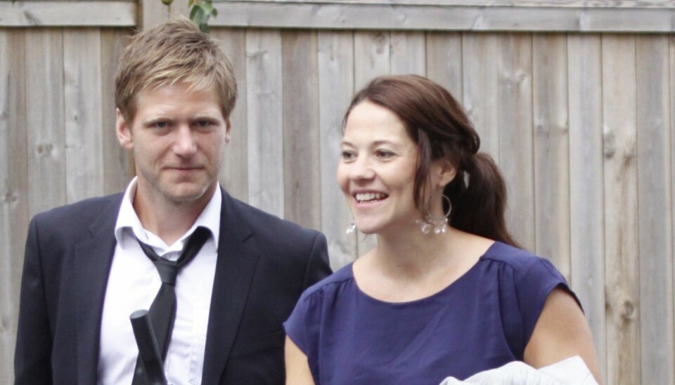 LYKKE: Kari Mette Johansen og samboeren Fredrik Purser er blitt foreldre til ei lita jente. Her er de i Gro Hammerseng og Anja Edins bryllup i august.