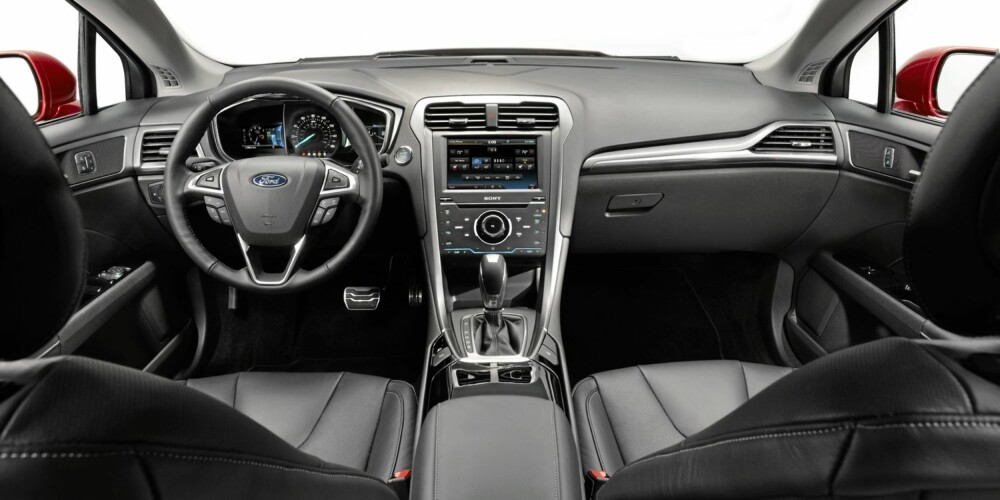 SJÅFØREN I SENTRUM: Ford sier at det nye dashbordet skal gjøre sjåførens jobb enklere. FOTO: Ford SJÅFØREN I SENTRUM: Ford sier at det nye dashbordet skal gjøre sjåførens jobb enklere. FOTO: Ford