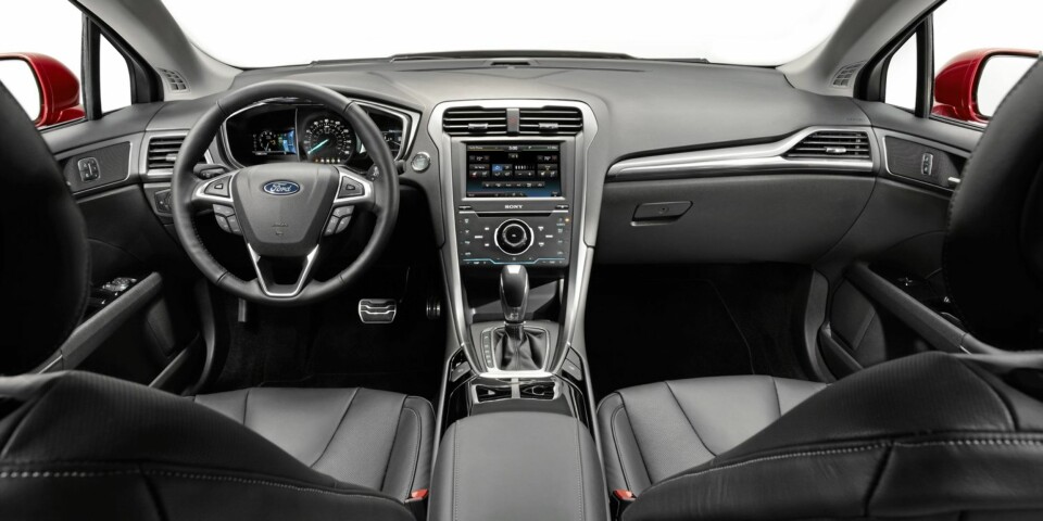 SJÅFØREN I SENTRUM: Ford sier at det nye dashbordet skal gjøre sjåførens jobb enklere. FOTO: Ford