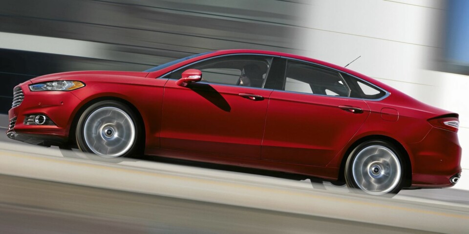 FORVARSEL: Dette er altså en Ford Fusion, og ikke en Mondeo. Like fullt er det grunn til å tro at mye vil være likt når den nye Mondeo presenteres mot slutten av 2012. FOTO: Ford