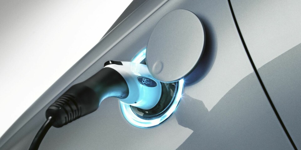 MONDEO MED KONTAKT: Kun 0,23 l/mil skal en Fusion med plugg-inn-hybrid bruke i gjennomsnitt. Det er oppsiktsvekkende lavt for en såpass stor bil. FOTO: Ford.