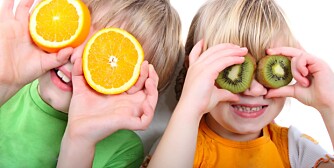 FRUKT OG GRØNT: Send med barna frukt og grønt i matpakka. Det er delikat, sunt og godt, og dessuten er det ernæringsmessig bedre å spise frukt eller bær enn å drikke for eksempel juice.
