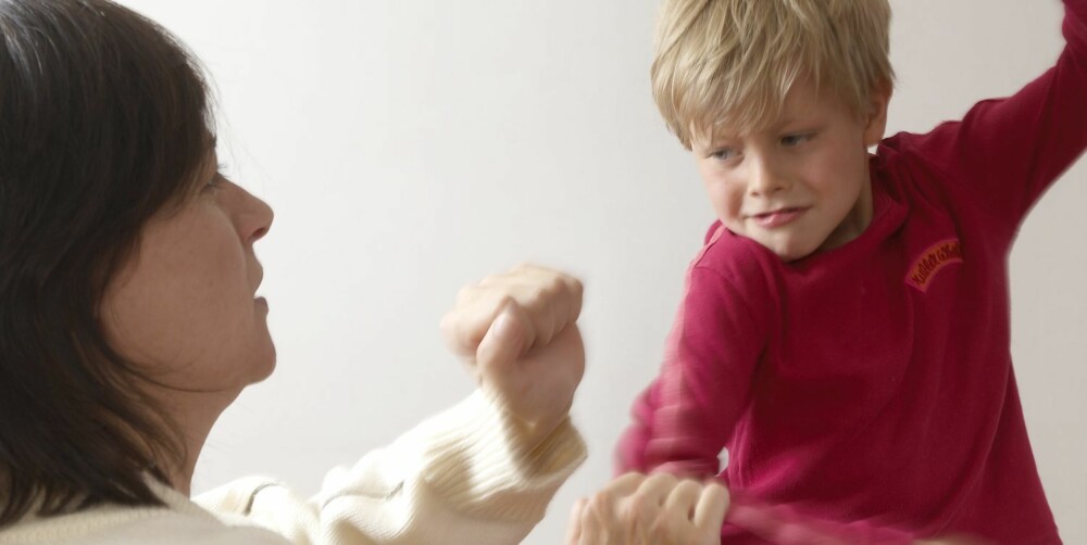 VÆR KONSEKVENT: Forklar barnet at det må snakke med ordentlig stemme hvis det vil si deg noe.