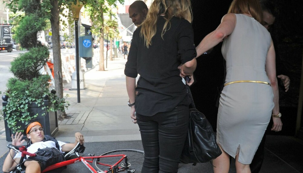 PÅKJØRT: Sykkelfotografen som forsøkte å ta bilde av Nicole Kidman endte opp med å sende både seg selv og skuespilleren i asfalten.