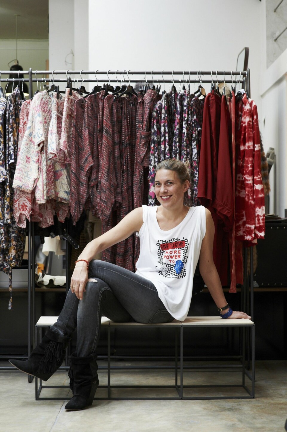 ISABEL MARANT: Født: 12. april 1967 Bor: Paris Familie: Samboer med Jerome Dreyfuss som hun har sønnen Tal (10) med.
Karriere: Grunnla motehuset med eget navn i 1994. Designer i dag kolleksjoner for merkene Isabel Marant, Étoile, I*M og Twen.
Aktuell: Designer for H&M, i butikk fra 14. november.