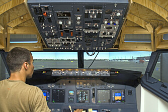 NÆRT VIRKELIGHETEN: Her ser vi Ivars flysimulator, mens en ekte 737-cockpit er avbildet under.