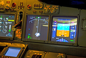 TRE SKJERMER: I hovedsak har man tre skjermer å forholde seg til når man flyr. Til venstre skimter vi drivstoffmåleren så, i midten, har vi radar og til høyre ser vi fart, høyde og horisont.